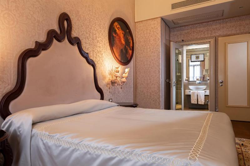 Deluxe Double Room image 1