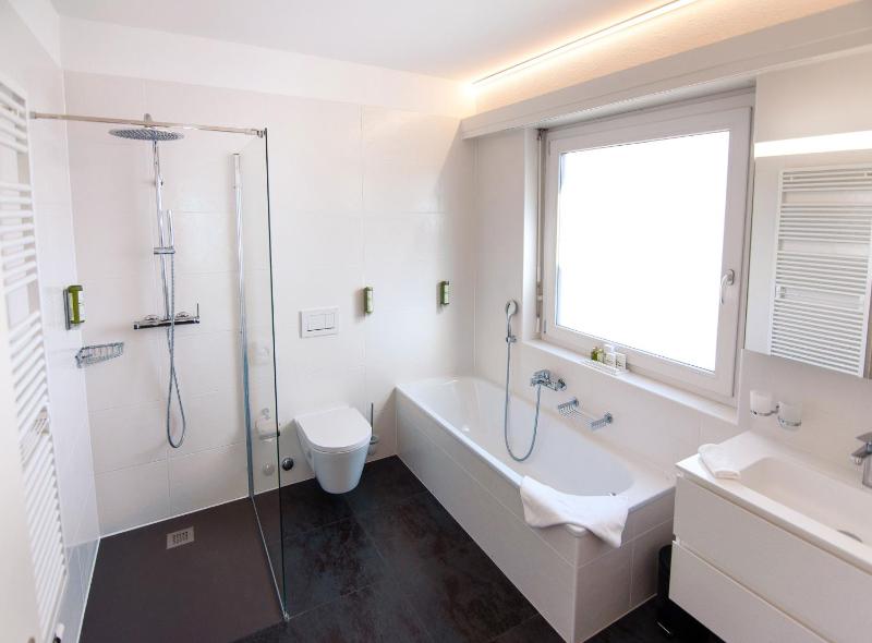 Deluxe Double Room with Balcony and Lake View image 3