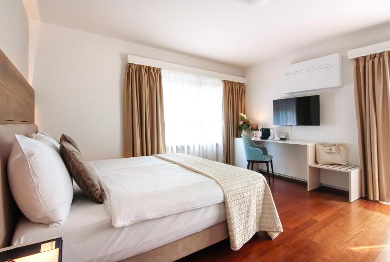 Deluxe Double Room with Balcony and Lake View image 1