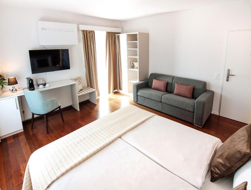 Deluxe Double Room with Balcony and Lake View image 4