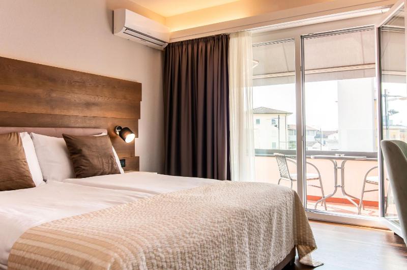 Superior Double Room with Balcony image 4
