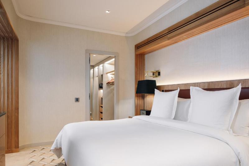 Four Seasons Junior Suite King Bed image 3