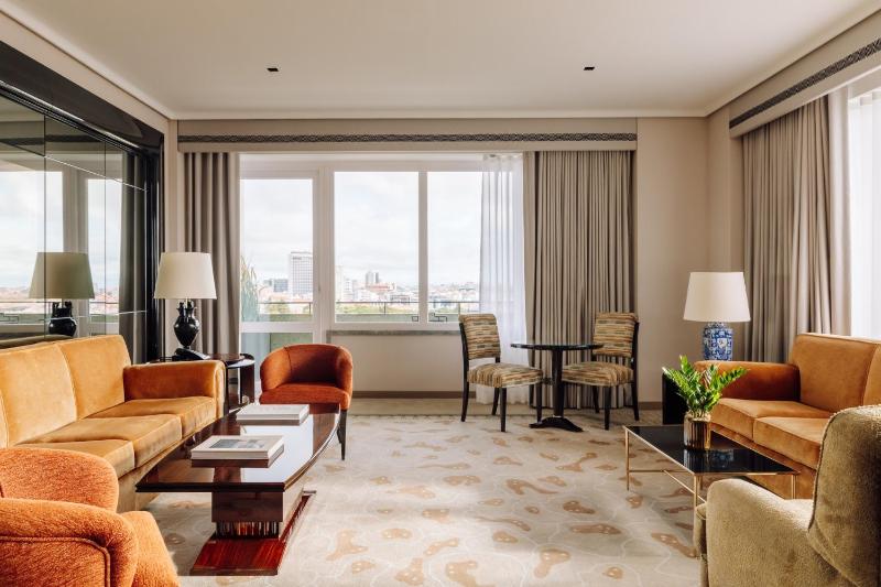 Four Seasons One-Bedroom Suite with One King Bed image 4