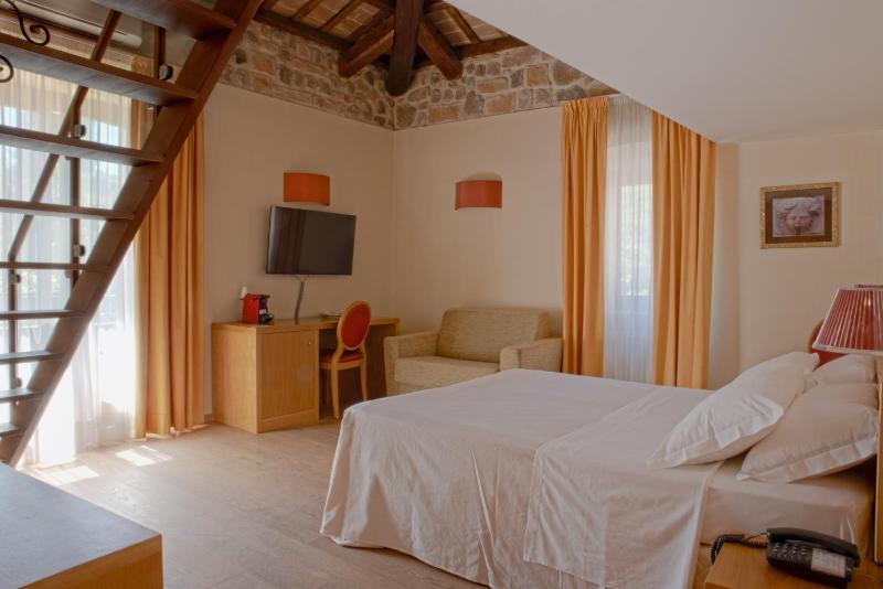 Superior Triple Room image 3