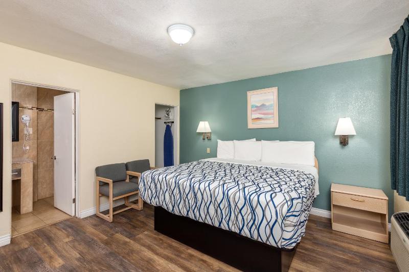 King Room - Non-Smoking image 3