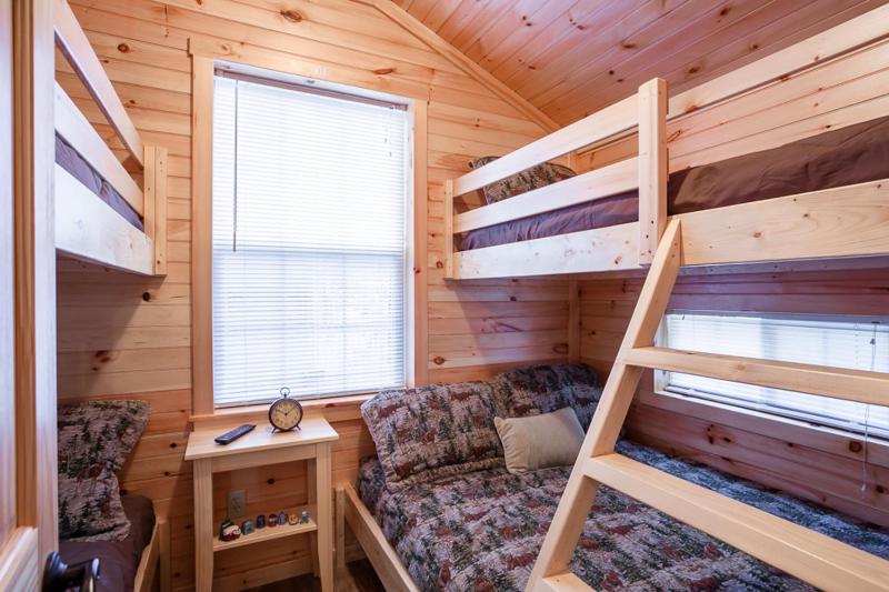 Two-Bedroom Lakefront Cottage (Pets Allowed) image 3
