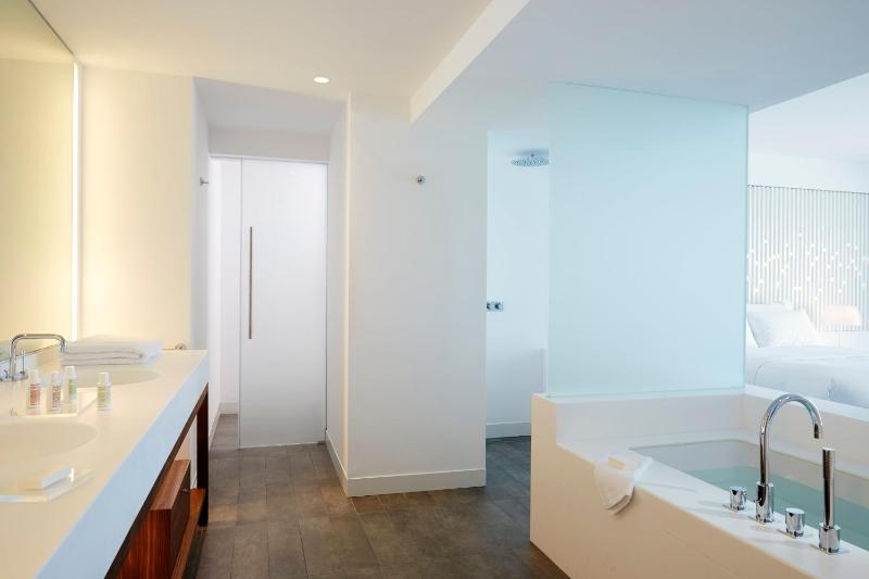 Luux Suite with Shared Pool and Sea View image 2