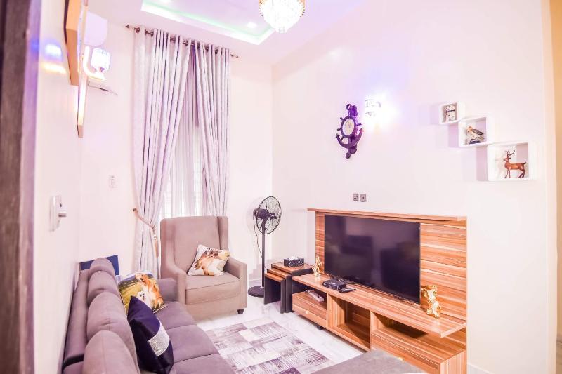 Executive 4 bedroom house - image 11