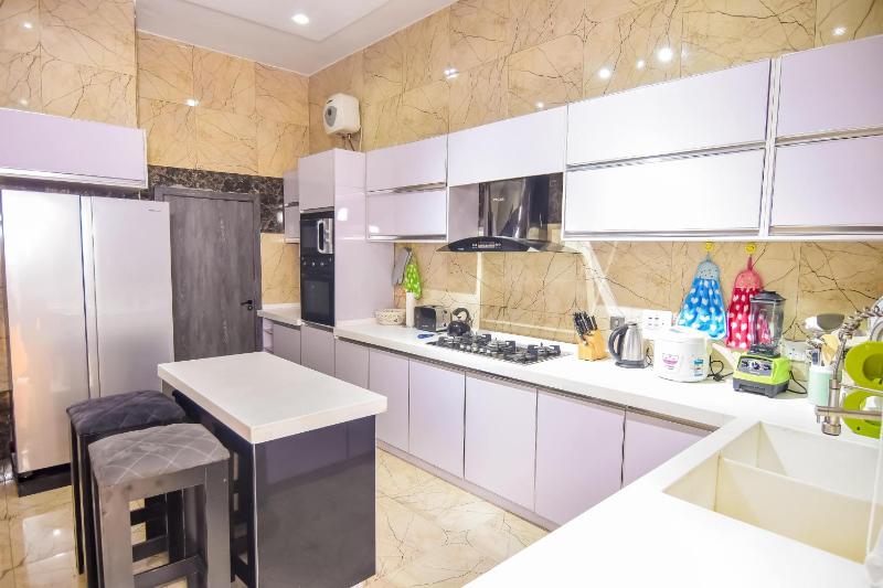 Executive 4 bedroom house - image 9