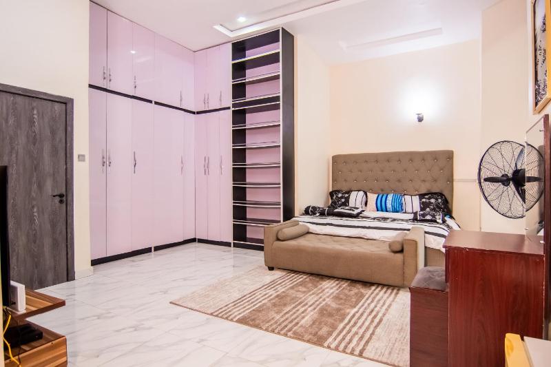 Executive 4 bedroom house - image 6