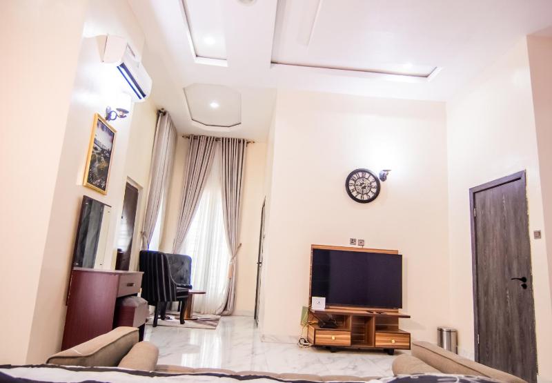 Executive 4 bedroom house - image 4