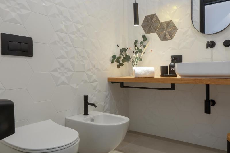 Deluxe Suite with Spa Bath image 4