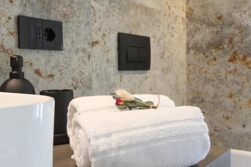 Queen Suite with Spa Bath image 3