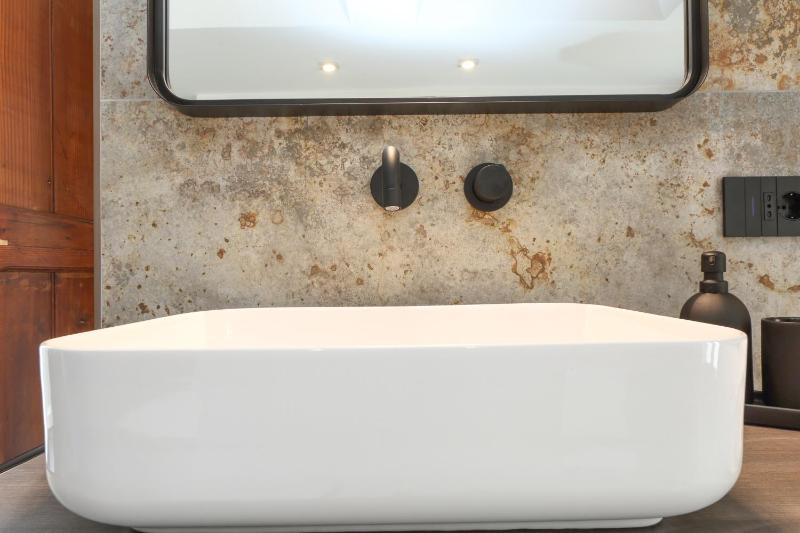 Queen Suite with Spa Bath image 2