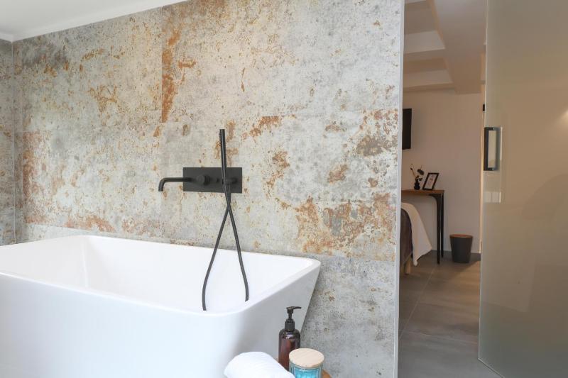 Queen Suite with Spa Bath image 4