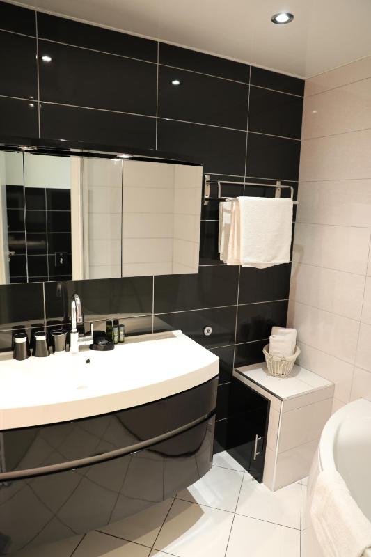 Triple Room with Sea View - First Floor image 3