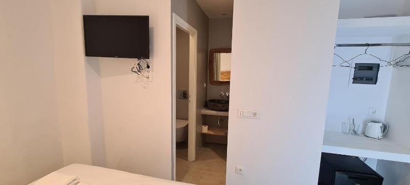 Economy Double Room image 4