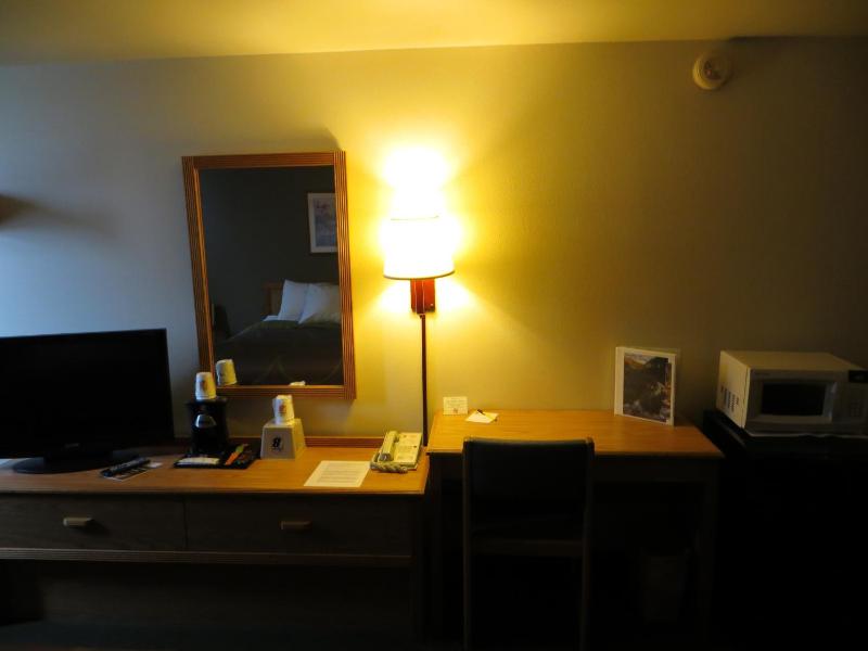 Queen Room - Non-Smoking image 3