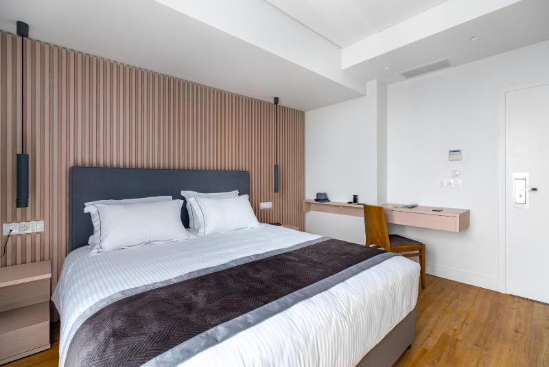 Standard Double or Twin Room with Balcony image 3