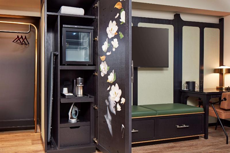 King Room with City View image 3