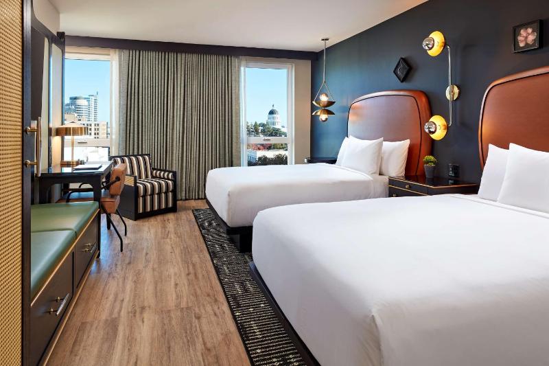 Queen Room with Two Queen Beds and View image 4
