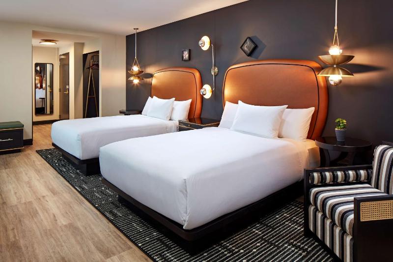 Queen Room with Two Queen Beds and City View image 4