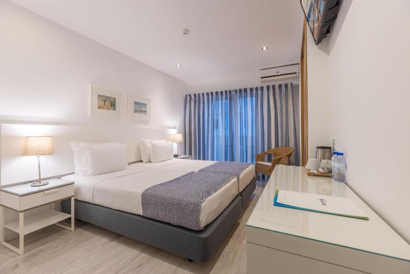 Superior Twin Room with Balcony image 1
