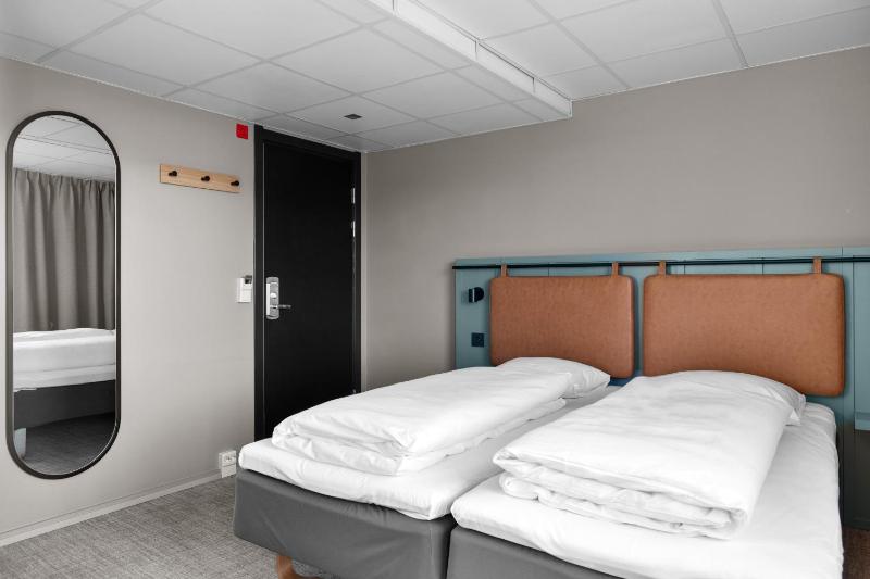 Standard Twin Room image 3