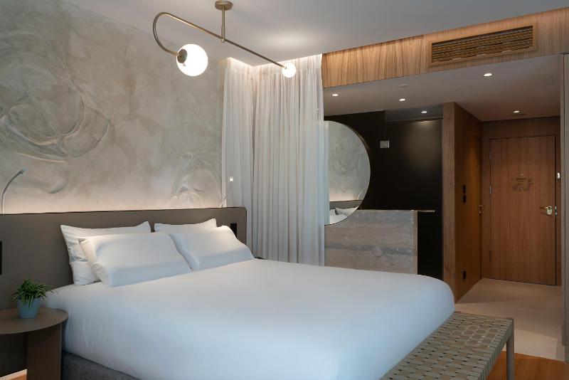 Deluxe king bed room image 4
