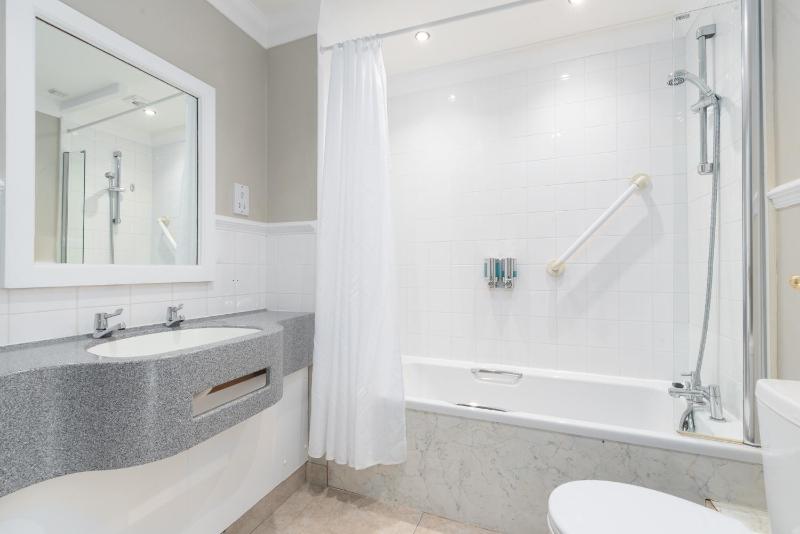 Standard Double or Twin Room image 4