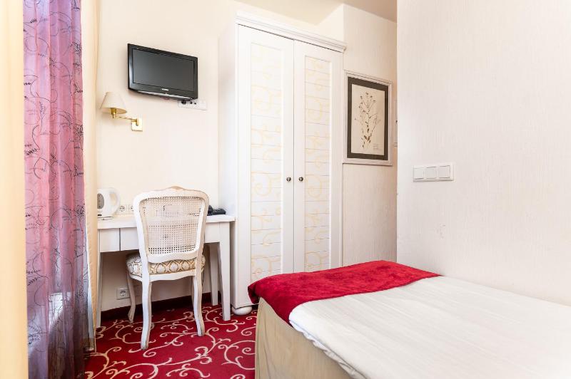 Small Single Room with Free Parking image 4