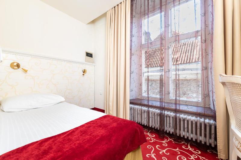 Small Single Room with Free Parking image 3