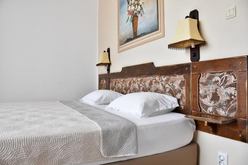Double Room with Balcony image 4