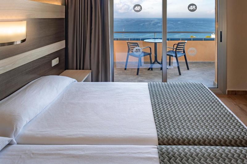 Double Room with Sea View (2 Adults) image 4
