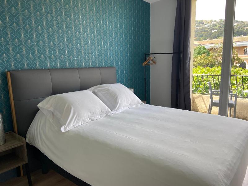 Double Room with Balcony image 2