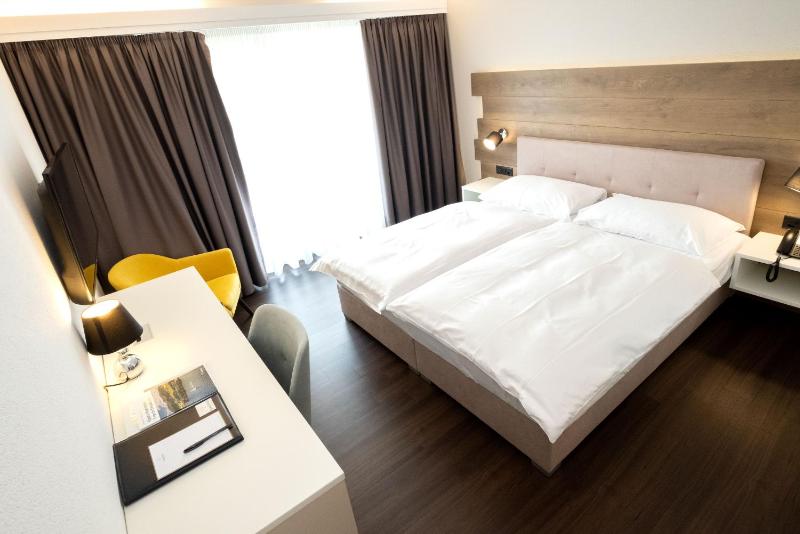 Standard Double Room with Street View image 4