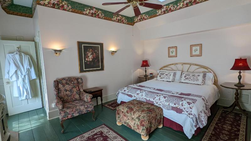 King Room with Spa Bath image 4