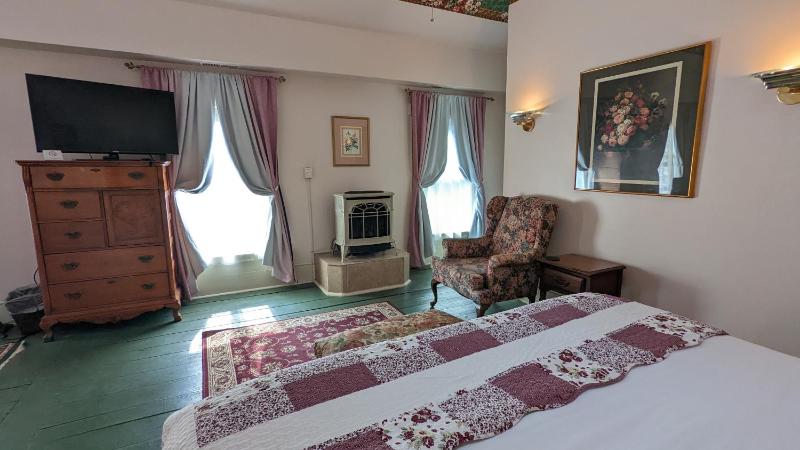 King Room with Spa Bath image 3