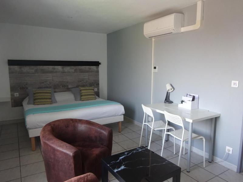Superior Studio with Air Conditioned image 3