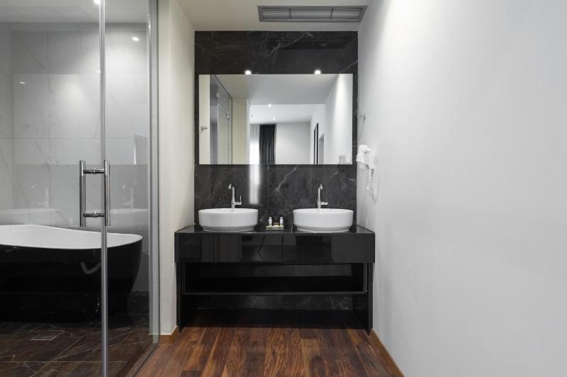 One-Bedroom Apartment image 3