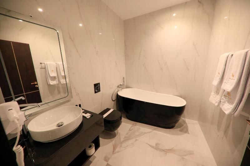 Deluxe Triple Room image 3