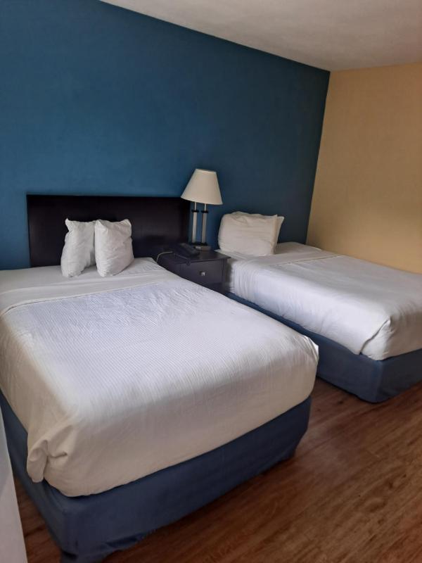 Double room with 2Double Beds, Mobility/Hearing Accessible Room, Roll-In Shower, Non-Smoking image 4
