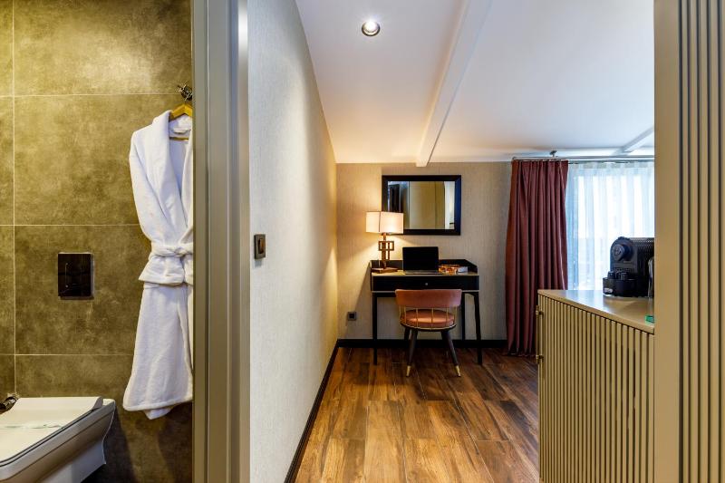 Executive Double Room with Terrace image 2