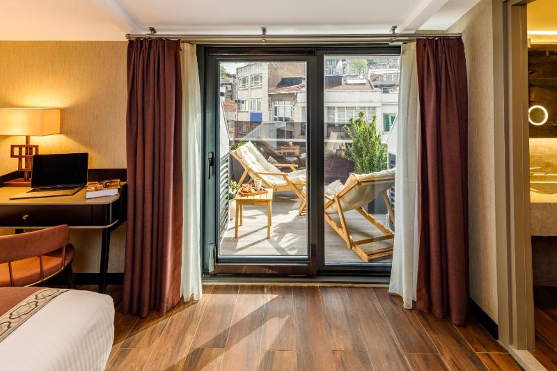 Executive Double Room with Terrace image 3