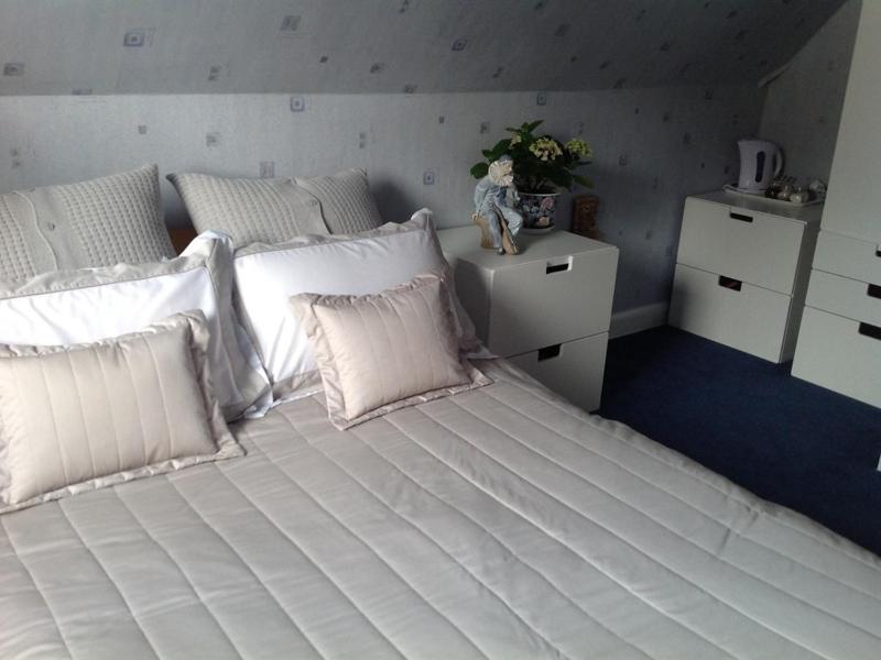 Small Double Room image 4