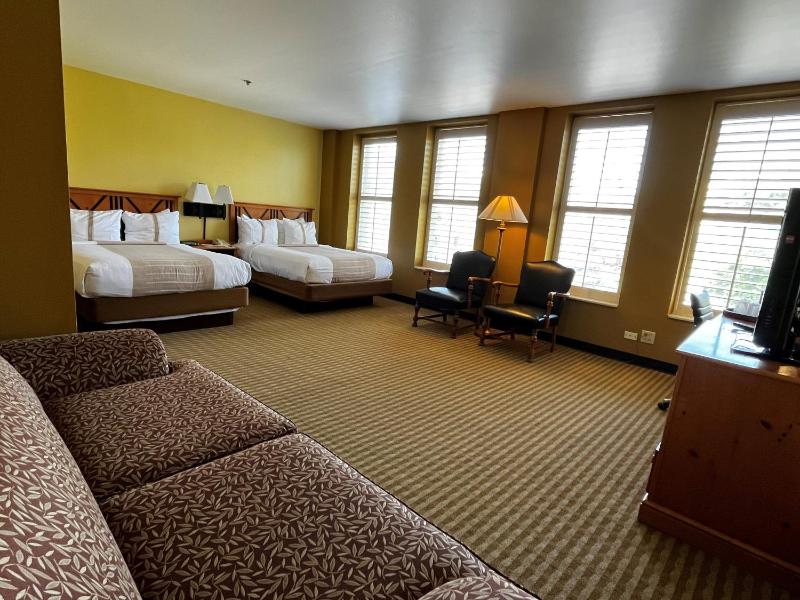 Double or Twin Room with City View image 3