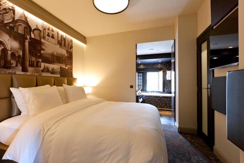 Deluxe Suite With Ensuite Bathroom image 3