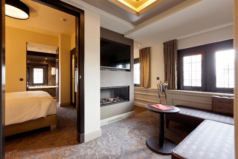 Deluxe Suite With Ensuite Bathroom image 2