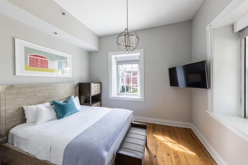 Deluxe Queen Room image 3