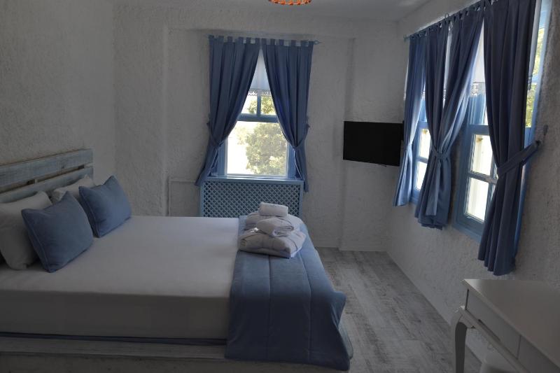Deluxe Triple Room with Sea View image 2